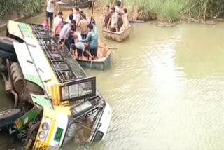 RTC BUS ACCIDENT IN WEST GODAVARI.. 8 WERE KILLED  RTC bus plunges into river at Jangareddygudem  bus accident at Andhra Pradesh  ആന്ധ്രാപ്രദേശില്‍ ബസ്‌ അപകടം  വെസ്റ്റ് ഗോദാവരിയില്‍ ആര്‍ടിസി ബസ്‌ അപകടത്തില്‍ പെട്ടു  ആന്ധ്രയില്‍ ബസ് ചതുപ്പിലേക്ക് വീണ് എട്ട് മരണം