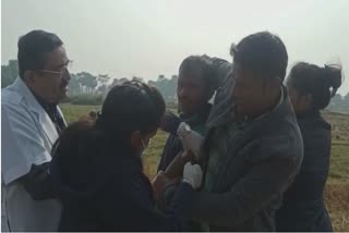 4 लोगों ने पकड़कर दी वैक्सीन, शेखुपुरा के शख्स का वीडियो वायरल