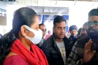 MP Geeta Koda met the agitating HEC workers
