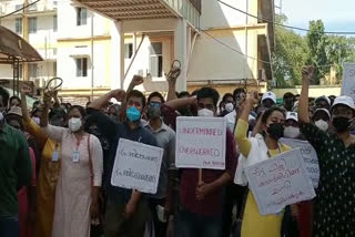 KERALA MEDICAL COLLEGE PG DOCTORS PROTEST  PG DOCTORS PROTEST  പിജി ഡോക്‌ടര്‍മാര്‍  ചികിത്സാ ഡ്യൂട്ടിക്ക് കയറി പിജി ഡോക്‌ടര്‍മാര്‍  PG doctors on emergency treatment duty  സമര തീവ്രത കുറച്ച് പിജി ഡോക്‌ടര്‍മാര്‍  ഡോ. ആശാ തോമസ്