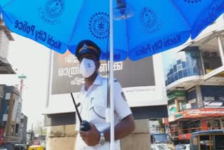 Solar umbrella for traffic police in Kochi  കൊച്ചി സിറ്റി ട്രാഫിക് പൊലീസിന് സോളാര്‍ കുട  kerala police