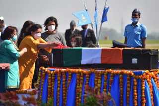 IAF and family members pay last respects to Group Captain Varun Singh,ಗ್ರೂಪ್‌ ಕ್ಯಾಪ್ಟನ್‌ ವರುಣ್‌ ಸಿಂಗ್‌ ಅವರಿಗೆ ಅಂತಿಮ ನಮನ ಸಲ್ಲಿಸುತ್ತಿರುವ ಸೇನಾಧಿಕಾರಿಗಳು