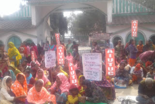 beedi workers road block at purulia