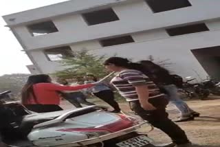 College girls clashed with each other in Durg