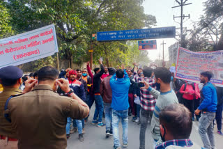 Unemployed marched to uttarakhand CM residence