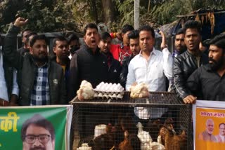 bjym-workers-protest-against-cm-hemant-statement-by-selling-chicken-and-egg-in-palamu