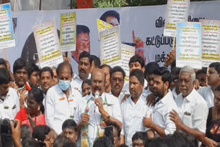 காய்கறி மாலையுடன் அமைச்சர் ஜெயக்குமார் ஆர்ப்பாட்டம்