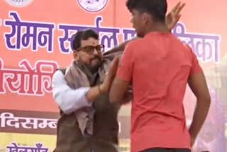 Under 15 National Wrestling Championship Association  Brij Bhushan Sharan slapped wrestler on stage  Wrestling Association President  पहलवान को मंच पर ही जड़ा थप्पड़  कुश्ती संघ के अध्यक्ष बृजभूषण शरण  खेल गांव मेगा स्पोर्ट्स स्टेडियम  अंडर-15 नेशनल कुश्ती चैंपियनशिप  कुश्ती संघ के अध्यक्ष  बृजभूषण शरण से इस्तीफे की मांग  Brij Bhushan Sharan Singh  Indian Wrestling  Wrestling Federation Of India