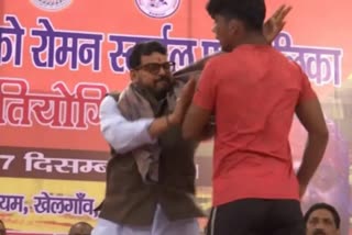Brij Bhushan Sharan slapped wrestler on stage