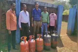 Unauthorized gas cylinders seized at Taliparamba  തളിപ്പറമ്പിൽ അനധികൃത ഗ്യാസ് സിലിണ്ടറുകൾ പിടികൂടി  പടപ്പേങ്ങാട് സപ്ലൈ ഓഫീസർ റെയ്ഡ് നടത്തി  ഗ്യാസ് സിലിണ്ടറുകളുടെ അനധികൃത വില്‍പ്പന പിടികൂടി