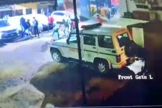 stone pelt on police vehicle, CCTV Video out of stone pelt on police vehicle, stone pelt on police vehicle in Belagavi, Belagavi Shivaji idol issue, Belagavi Rayanna idol issue, ಪೊಲೀಸ್​ ವಾಹನದ ಮೇಲೆ ಕಲ್ಲೂ ತೂರಾಟ, ಪೊಲೀಸ್​ ವಾಹನದ ಮೇಲೆ ಕಲ್ಲೂ ತೂರಾಟ ಸಿಸಿಟಿವಿ ವಿಡಿಯೋ, ಬೆಳಗಾವಿಯಲ್ಲಿ ಪೊಲೀಸ್​ ವಾಹನದ ಮೇಲೆ ಕಲ್ಲೂ ತೂರಾಟ, ಬೆಳಗಾವಿ ಶಿವಾಜಿ ವಿಗ್ರಹ ವಿವಾದ, ಬೆಳಗಾವಿ ರಾಯಣ್ಣ ಪುತ್ಥಳಿ ವಿವಾದ,