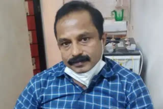 village officer suspended over bribe case  കൈക്കൂലി കേസില്‍ വില്ലേജ്‌ ഓഫീസര്‍ക്ക് സസ്‌പെന്‍ഷന്‍  പോക്കുവരവ് ശരിയാക്കന്‍ കൈക്കൂലി  പത്തനംതിട്ട വാര്‍ത്തകള്‍  pathanamthitta latest news  pathanamthitta bribe case