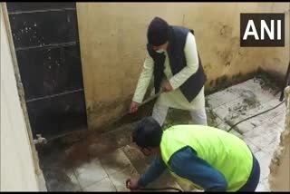 Madhya Pradesh minister cleans toilet  spreading the message of cleanliness  ശൗച്യാലയം വൃത്തിയാക്കി മധ്യപ്രദേശ് മന്ത്രി