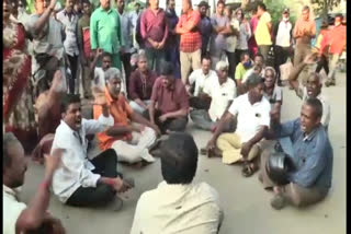 school child abuse  parents protest against school  4 year old girl child private school in tamilnadu  திருப்பூர் மாவட்டம்  நான்கு வயது பெண் குழந்தைக்கு பாலியல் தொந்தரவு  உறவினர்கள் போராட்டம்