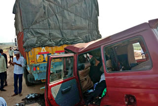 kamareddy accident, car hits lorry