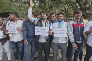 GSSSB Head Clerk Paper Leak 2021:પેપર લીક મામલે NSUI દ્વારા અસિત વોરાના ઘર બહાર વિરોધ