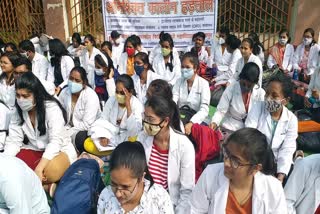 protest of students of Raipur Physiotherapy College