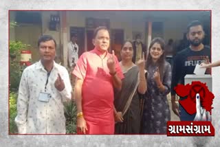 Gram Panchayat Election 2021: નઘોઈ ગામે કૃષિપ્રધાન મુકેશ પટેલએ કર્યું મતદાન