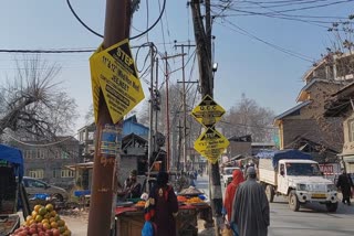 Advertisement Hoarding On Electricity Pole in ganderbal: بجلی کے کھمبوں پر اشتہار بورڈ چسپاں کرنے کی وجہ سے عام شہری پریشان