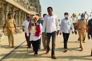 యాదాద్రిలో ప్రజాగాయకుడు గద్దర్