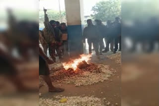 farmer sets one quintal of garlic on fire in Ujjain