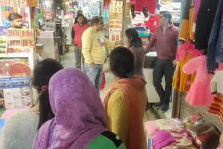 Husband wife quarrel in Roorkee market