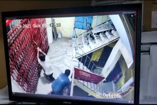 CCTV Footage:தனியார் வங்கியின் ஜன்னலை உடைத்து கொள்ளை முயற்சி..!