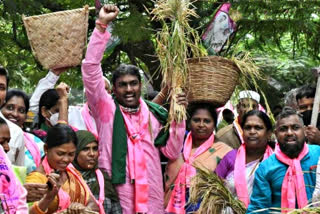 trs-protests-against-central-government-on-paddy-procurement-in-telangana