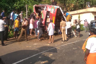 കണമലയിൽ ശബരിമല തീർത്ഥാടകർ സഞ്ചരിച്ച ബസ് മറിഞ്ഞു നിരവധി പേർക്ക് പരിക്ക്*.  Bus got accident in Kanamala  Accident prone area in pathanamthitta  പത്തനംതിട്ടയിലെ സ്ഥിരം അപകട മേഖല