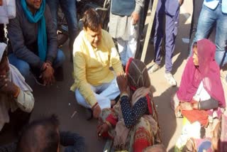 MP minister listened problems sitting on road