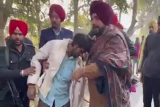 Navjot Singh Sidhu sent the injured person to the hospital in his car