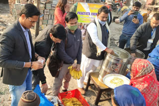 Councilors help people of neb sarai slum in delhi