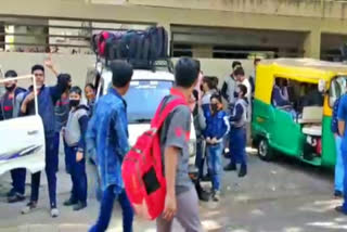 Rajkot School Corona Cases: સ્કૂલવાનમાં ઘેટાં-બકરાની જેમ વિદ્યાર્થીઓને ભરતા રાજકોટ RTOની કાર્યવાહી