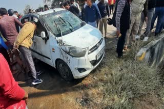 uncontrollable-car-falls-into-sewer-on-service-road-of-yamuna-expressway-two-dead-one-critical