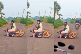 Kaatumannarkoyil Drunker Viral video, நடுரோட்டில் பைக்கை படுக்கவைத்து போன் பேசும் நபர்