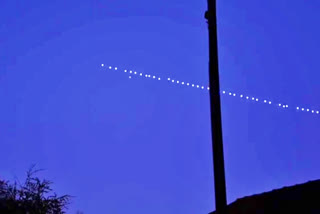 many satellites reflecting in the sky, people surprised to many satellites shining, Uttara Kannada Sky news, Uttara Kannada shining in sky, ಆಗಸದಲ್ಲಿ ಉಪಗ್ರಹಗಳ ಸರಮಾಲೆ, ಆಗಸದಲ್ಲಿ ಉಪಗ್ರಹಗಳ ಸರಮಾಲೆಯ ಬೆಳಕು, ಆಕಾಶದಲ್ಲಿ ಬೆಳಕು ಕಂಡು ಅಚ್ಚರಿಗೊಂಡ ಜನ, ಉತ್ತರಕನ್ನಡ ಆಕಾಶ ಸುದ್ದಿ, ಉತ್ತರಕನ್ನಡ ಆಕಾಶದಲ್ಲಿ ಕಂಡ ಬೆಳಕು,