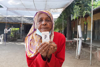 ९५ वर्षाच्या आजी मतदार कार्ड दाखवताना