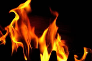 Elderly woman burnt to death in Deogarh  Odisha elderly dies by fire  ഡിയോഗഢിൽ വയോധിക തീ പിടിച്ച് മരിച്ചു  ഒഡിഷയിൽ സാരിയിൽ തീപിടിച്ച് അറുപതുകാരി മരിച്ചു