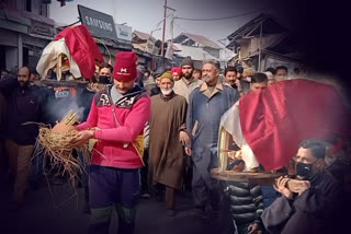 Muslims in last rites of Pandit woman