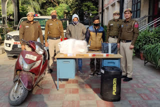 पुलिस की गिरफ्त में आरोपी