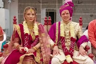 Foreign couple married in Gujarat  German Man Marries Russian Bride In Hindu Ceremony in Sabarkantha  wedding according to Hindu customs in gujarat  വിദേശ ദമ്പതികൾ ഗുജറാത്തിൽ വിവാഹിതരായി  ഹിന്ദു ചടങ്ങ് പ്രകാരം ജർമ്മൻ യുവാവ് റഷ്യൻ വധുവിനെ വിവാഹം കഴിച്ചു  ഗുജറാത്ത് ഹിന്ദു ആചാരപ്രകാരം വിവാഹം