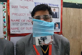 SCHOOL STUDENTS MADE SMART FACE MASK IN PATNA  covid 19 face mask  new innovations in face mask in bihar  സ്‌മാർട്ട് ഫേസ് മാസ്‌ക് നിർമിച്ച് പട്‌നയിലെ സ്‌കൂൾ വിദ്യാർഥികൾ  കൊവിഡ് ഫേസ് മാസ്‌ക് നിർമാണം  ഫേസ്‌ മാസ്‌കിൽ പുതിയ കണ്ടുപിടിത്തങ്ങൾ