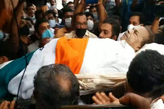 Rahul Gandhi pays last respects to PT Thomas  PT Thomas Passed Away  PT Thomas Dead body in Ernakulam Town hall  പിടി തോമസിന് അന്ത്യാജ്ഞലി അര്‍പ്പിച്ച് രാഹുല്‍ ഗാന്ധി  പി.ടി തോമസിന്‍റെ ഭൗതിക ശരീരം എറണാകുളം ടൗണ്‍ ഹാളില്‍  പിടി തോമസിന്‍റെ സംസ്കാര ചടങ്ങുകള്‍