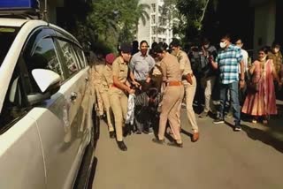 Aam Aadmi Party Protest at surat: સુરતમાં AAPના કાર્યકર્તાઓની પોલીસ દ્વારા અટકાયત