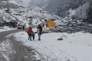 تازہ برفباری کے بعد سرینگر لیہ شاہراہ ٹریفک کے لیے بند