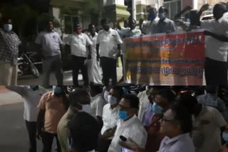 Clash between Two Groups of TN Govt employees Association, Govt Employees Protest in Karur Collectorate, கரூரில் அரசு ஊழியர்கள் ஆசிரியர் அலுவலகத்தில் போராட்டம்