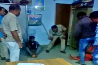 PSI beat on woman worker, PSI beat on woman worker in Chikkaballapura, illegal relationship case, Dibburahalli Police Station, ಕಾರ್ಮಿಕ ಮಹಿಳೆ ಮೇಲೆ ಪಿಎಸ್​ಐ ಹಲ್ಲೆ, ಚಿಕ್ಕಬಳ್ಳಾಪುರದಲ್ಲಿ ಕಾರ್ಮಿಕ ಮಹಿಳೆ ಮೇಲೆ ಪಿಎಸ್​ಐ ಹಲ್ಲೆ, ವಿವಾಹೇತರ ಸಂಬಂಧ ಪ್ರಕರಣ, ದಿಬ್ಬೂರುಹಳ್ಳಿ ಪೊಲೀಸ್​ ಠಾಣೆ,