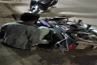 Drunk Policeman: રાજકોટમાં નશામાં ધૂત પોલીસ કર્મીએ ઈંડાની લારીમાં કરી તોડફોડ
