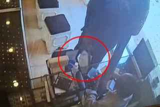 Theft in Jewellery Kollam Moonamkutty  Jewellery Theft threatening with knife  കൊല്ലത്ത് പട്ടാപ്പകല്‍ ജ്വല്ലറിയില്‍ കത്തി കാട്ടി കവര്‍ച്ച  മൂന്നാംകുറ്റി ജങ്ഷനിലെ സ്വർണക്കടയില്‍ കത്തികാട്ടി മോഷണം