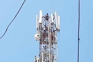 man-climbed-cell-tower-for-his-wife-in-chittor